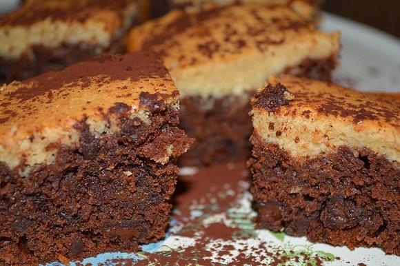 Lekkie czekoladowe brownie z masą serową bez glutenu