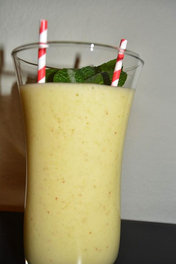 Smoothie bananowe z ananasem i winogronami
