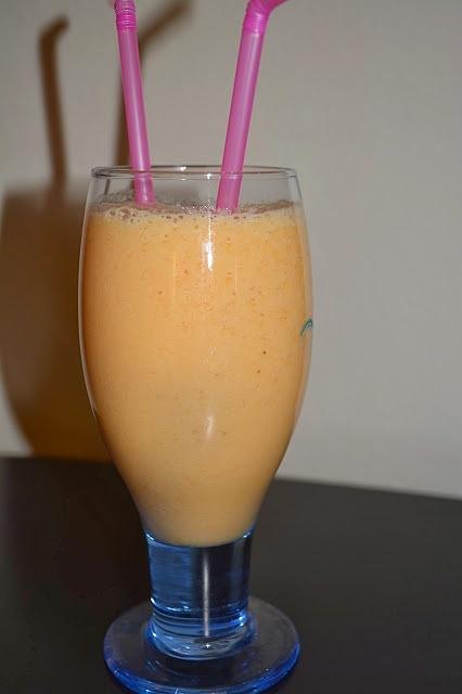 Smoothie pomarańczowo-ananasowe