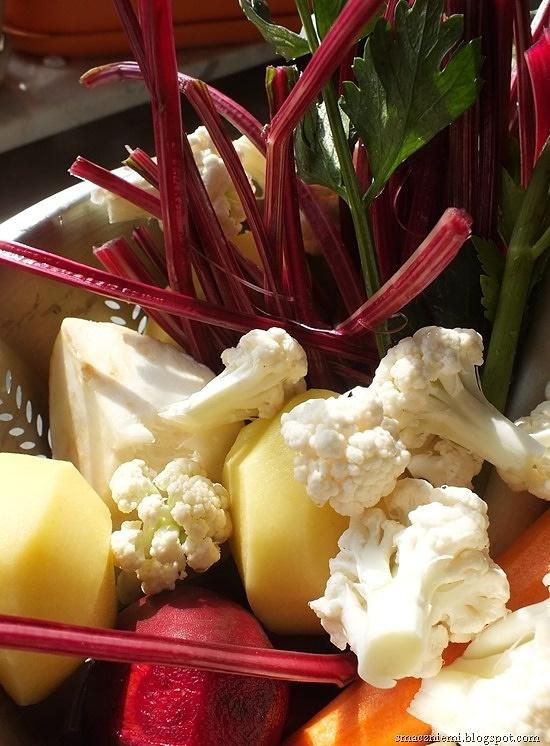 Botwinkowa zupa jarzynowa z pesto i warzywami