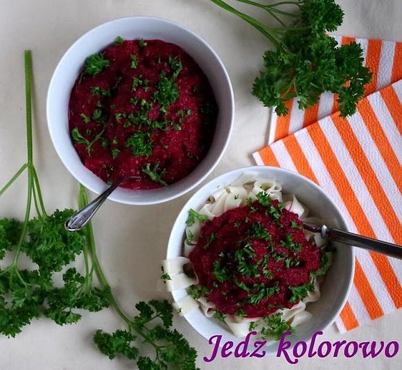 Makaron z sosem z pieczonych buraków i czosnkiem