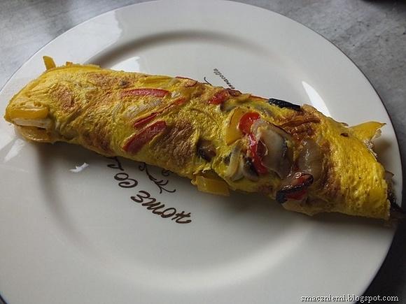 Omlet po naszemu z cebulką, pieczarkami i papryką