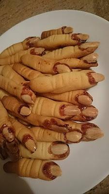 Straszliwe paluchy wiedźmy na Halloween