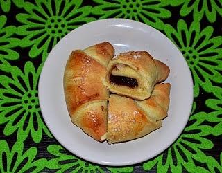 Maślane drożdżowe rogaliki z marmoladą lub nutellą