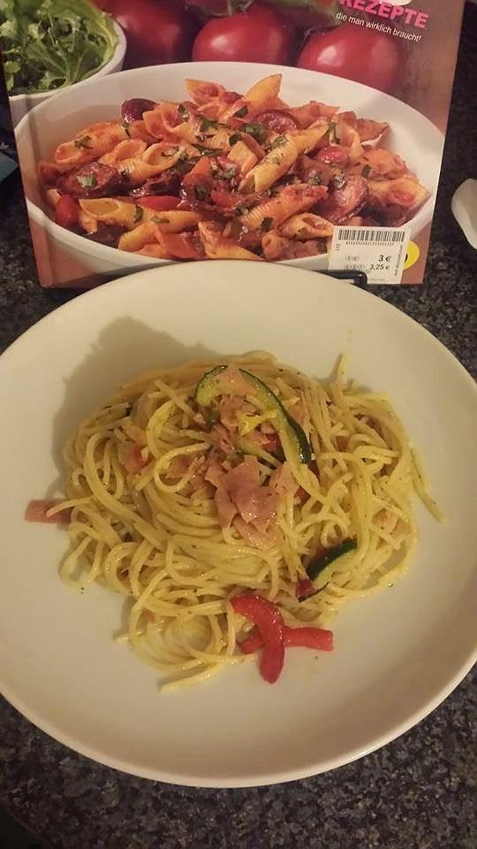 Kolejna odsłona makaronu z szynką, cukinią i papryką w pesto