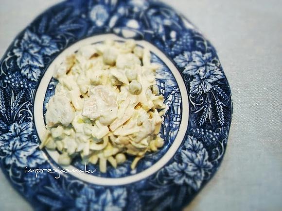 Sałatka z czterech składników z porem, serem i pieczarkami