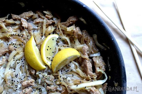 Kapusta pekińska stir-fry z mięsem sojowym i makaronem ryżowym