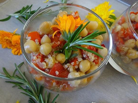 Słoneczna sałatka z quinoa i ciecierzycą