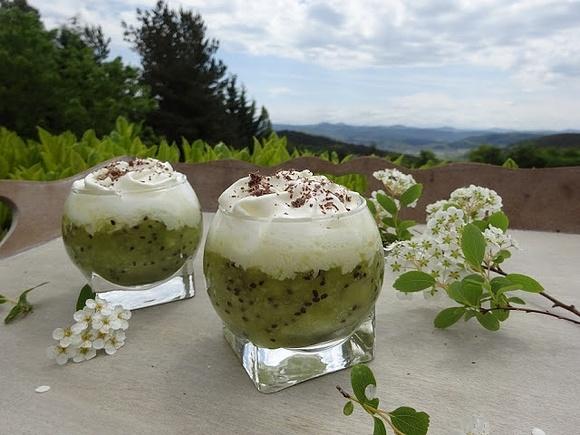 Deser z kiwi i białą czekoladą