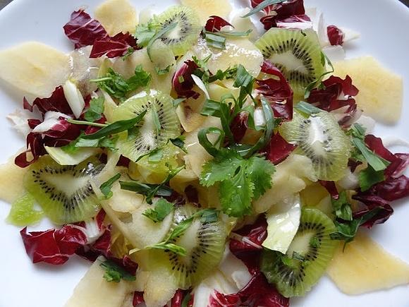 Zimowa sałatka z kiwi jabłek i cykorii