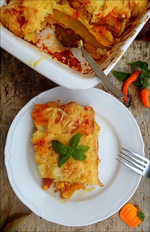 Zapiekanka z cannelloni z imbirowym kurczakiem, dynią i beszamelem
