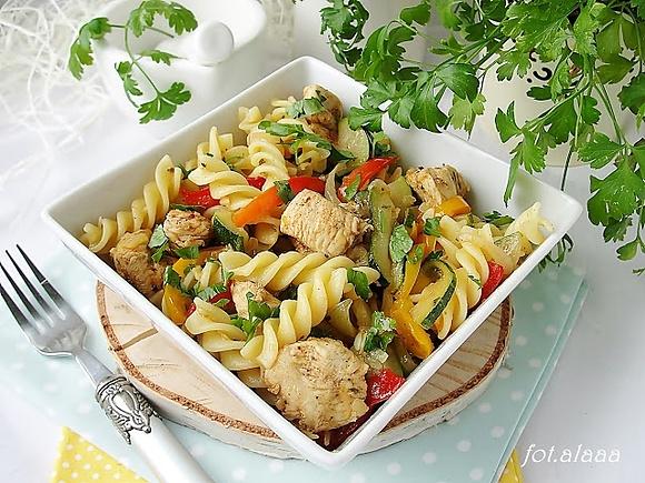 Makaron z kurczakiem i warzywami