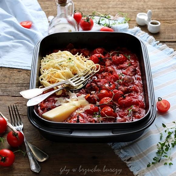 Makaron z pomidorami zapiekany z białą kiełbasą