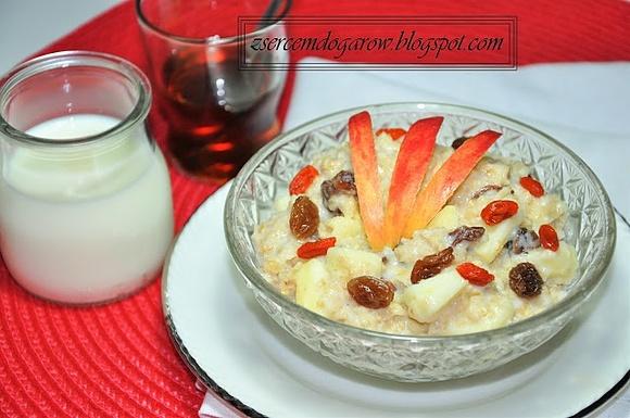 Owsianka z jabłkiem i jagodami goji