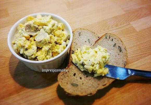 Sałatka i pasta na kanapki z serów, jajek i oliwek