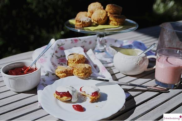 Scones ze śmietaną i dżemem truskawkowym