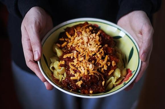 Makaron z pieczonymi warzywami i stripsami z tofu