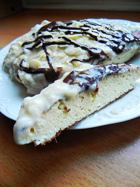 Kokosowy omlet z bananowym kremem i czekoladową tahini