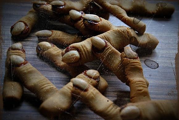 Pazury czarownicy - ciasteczka z orzechami i dżemem truskawkowym