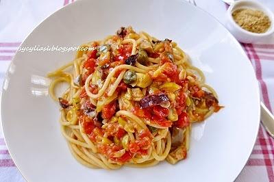 Pasta alla jonica makaron z oliwkami i kaparami
