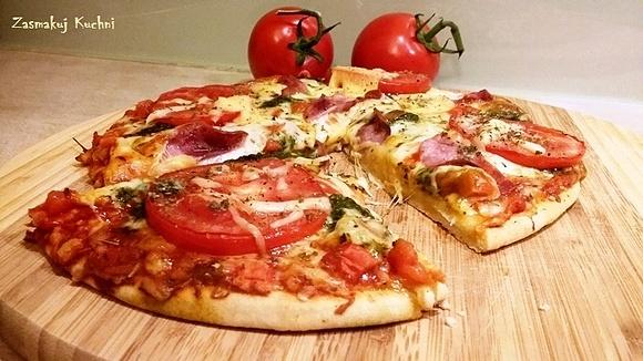 Pizza na bogato z pomidorami, mozzarellą, wędliną i szpinakiem