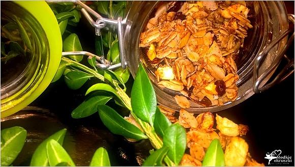 Szybka cynamonowa granola z suszonym jabłkiem