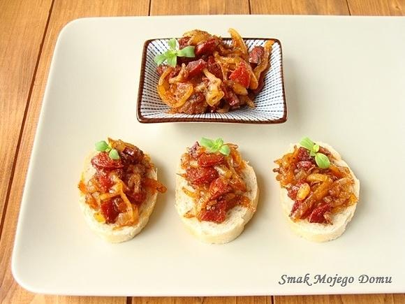 Chorizo z podsmażaną cebulą