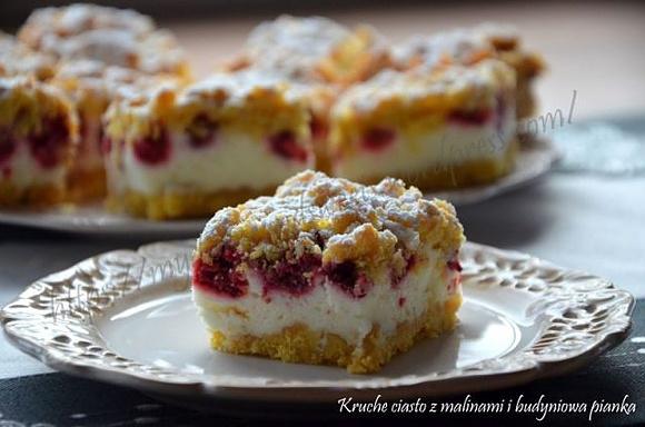 Kruche ciasto z malinami i budyniową pianką