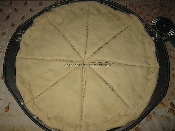 Pizza z puszystym ciastem i grubym spodem