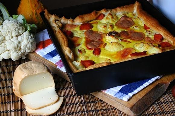 Tarta z kalafiorem, dynią i serem provolone
