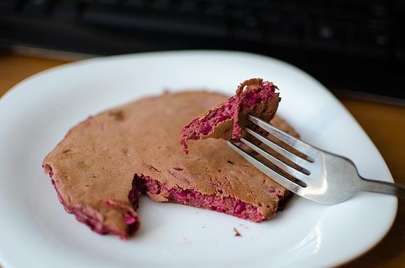 Różowe pancakes buraczano-kakaowe