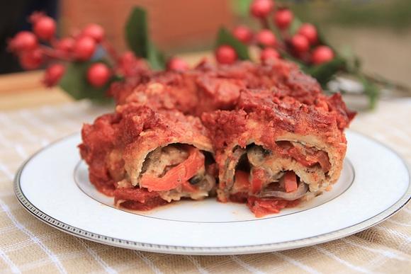 Roladki schabowe z pieczarkami, papryką i serem w sosie pomidorowym