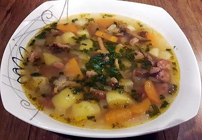 Zupa kurkowa z ziemniakami i wędzoną kiełbasą