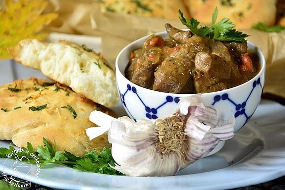 Gulasz wołowy z czosnkowo pietruszkowymi chlebkami naan
