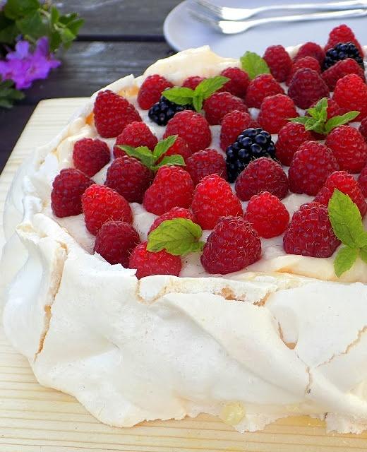 Beza z kremem patissiere i malinami