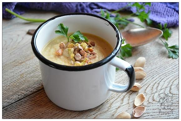 Zupa krem kalafiorowa z pistacjami i kokosową nutą