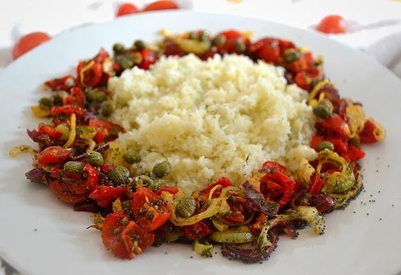 Kuskus z kalafiora z grillowanymi warzywami na surowo