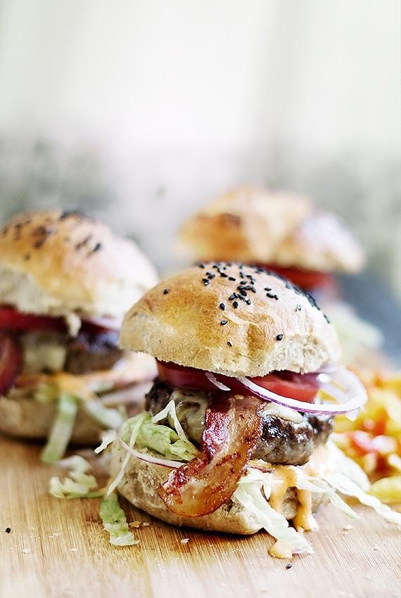 Hamburgery wołowe z frytkami