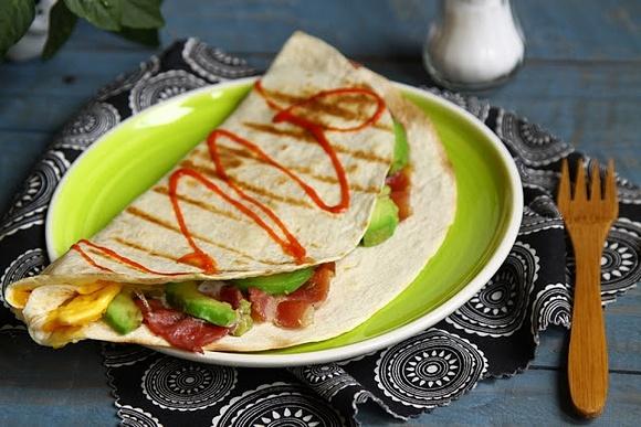 Śniadaniowa quesillada z bekonem i awokado