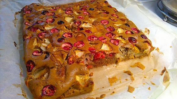 Owsiane ciasto z jabłkami i żurawiną