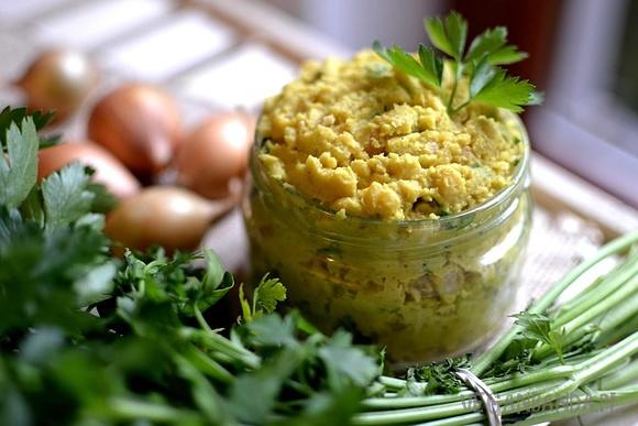 Wegańska pasta bezjajeczna z cieciorki
