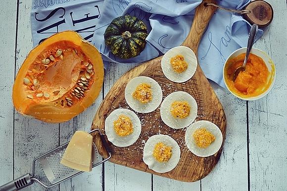 Ravioli z dyniowym farszem i sosem śmietanowo-truflowym