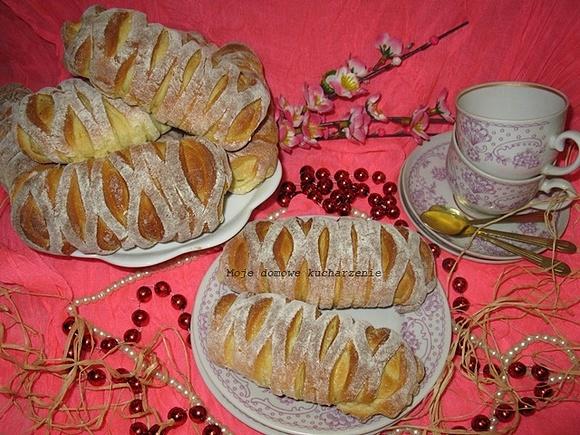 Drożdżówki z twarogiem i budyniem malinowym