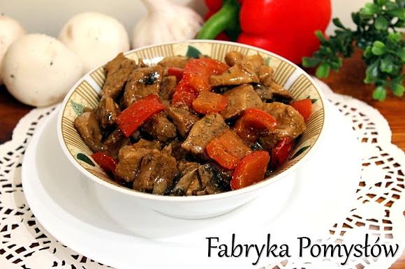 Gulasz wieprzowy z papryką i pieczarkami na ciemnym piwie z piekarnika