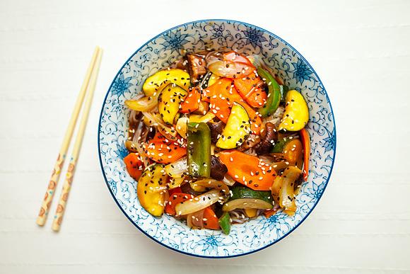 Warzywa stir-fry po chińsku z sosem uniwersalnym