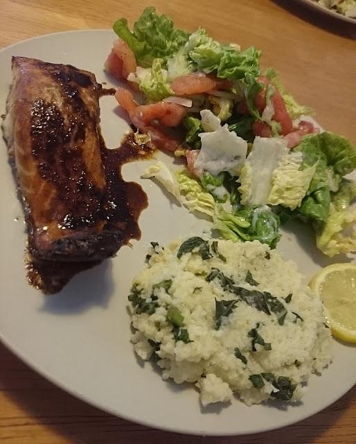 Łosoś w sosie teriyaki z bazylową kaszą jaglaną