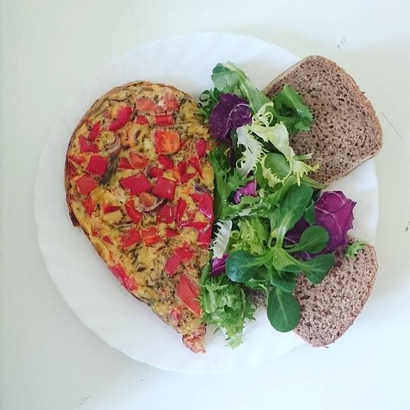 Śniadaniowa frittata z warzywami i razowym chlebem