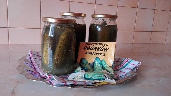 Ogórki kwaszone w słoiku z przyprawami i czosnkiem