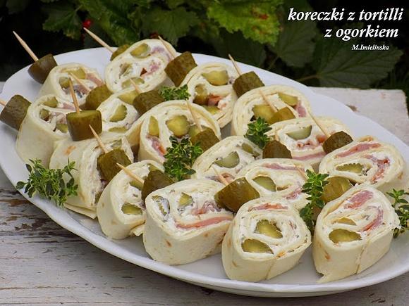 Koreczki z tortilli z ogórkiem