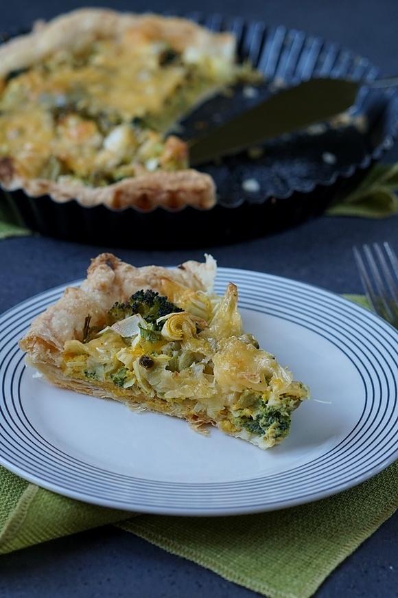 Tarta francuska z porem, brokułem i groszkiem